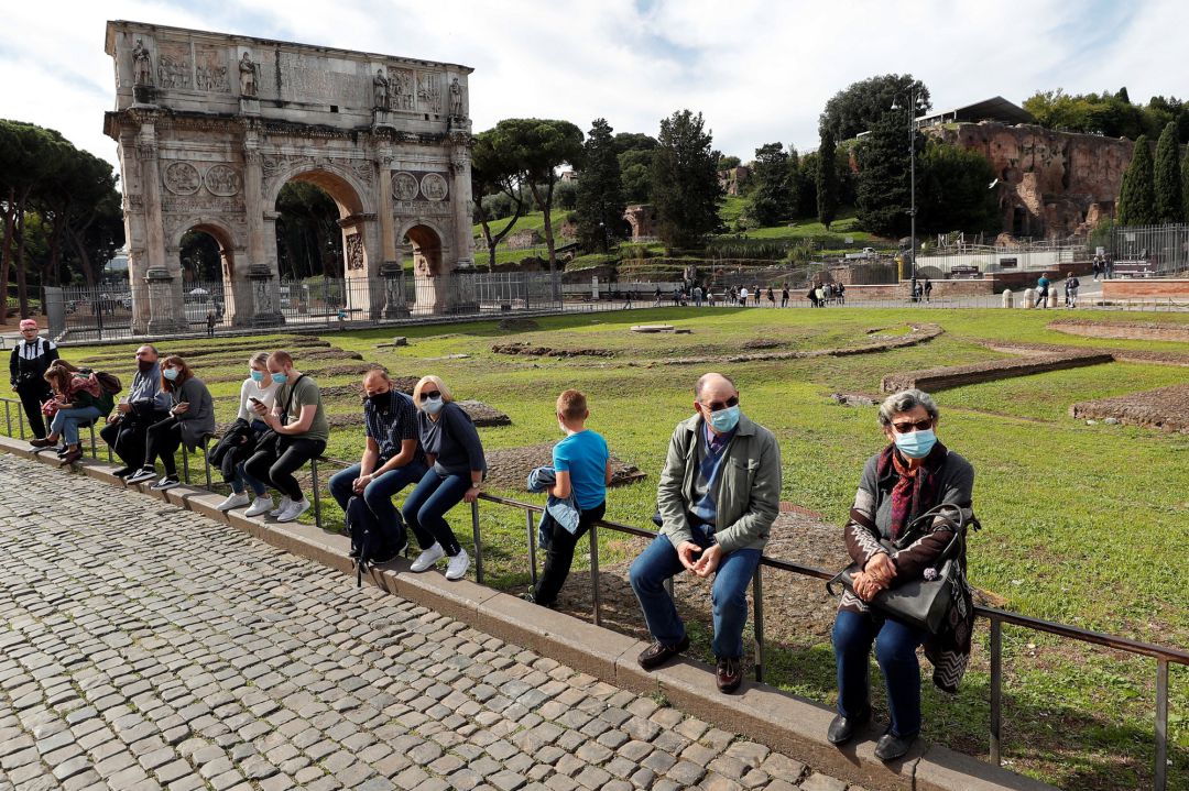 Turistas en el foro romano Turistas en el foro romano