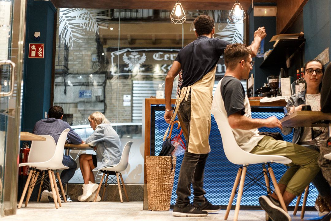 Un empleado de Street & Soul trabaja en las instalaciones de su restaurante con varios comensales, en Toledo, Castilla-La Mancha Un empleado de Street & Soul trabaja en las instalaciones de su restaurante con varios comensales, en Toledo, Castilla-La Mancha