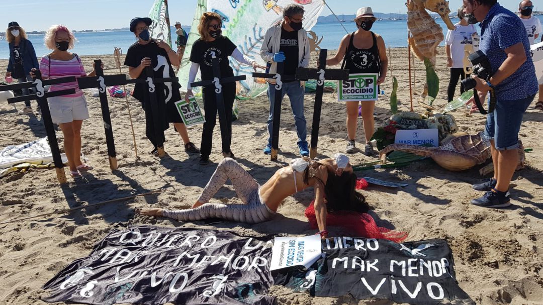 Vecinos y ecologistas claman en defensa del Mar Menor, en el primer aniversario de la anoxia Vecinos y ecologistas claman en defensa del Mar Menor, en el primer aniversario de la anoxia