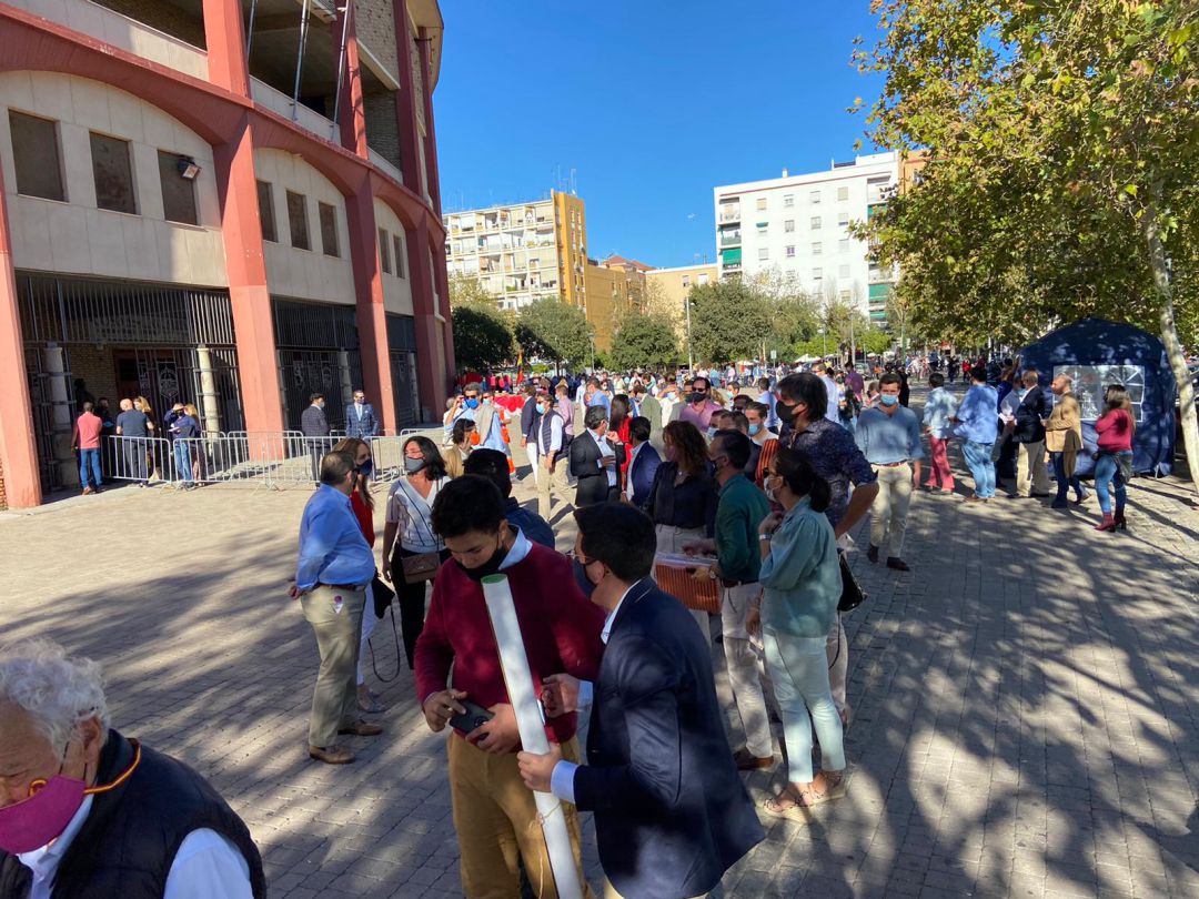 Cola ante una de las puertas de la plaza de Los Califas. Cola ante una de las puertas de la plaza de Los Califas.