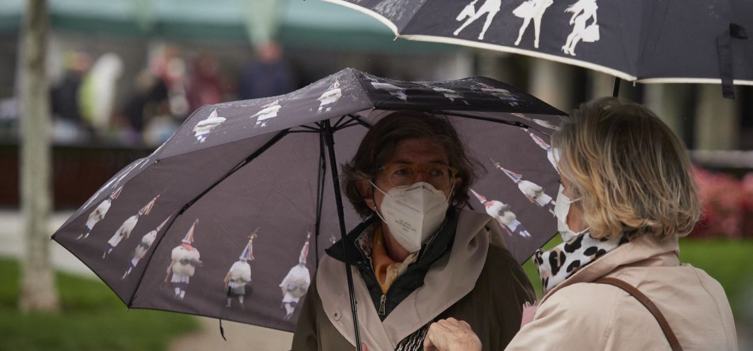 Dos mujeres conversan en la calle protegidas por sus mascarillas. Dos mujeres conversan en la calle protegidas por sus mascarillas.