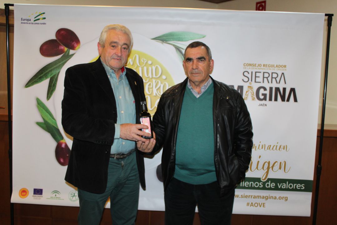 José Rubio (izqda) y Juan Quesada (drcha), máximos representantes de la S.C:A. La Unión de Cabra del Santo Cristo José Rubio (izqda) y Juan Quesada (drcha), máximos representantes de la S.C:A. La Unión de Cabra del Santo Cristo