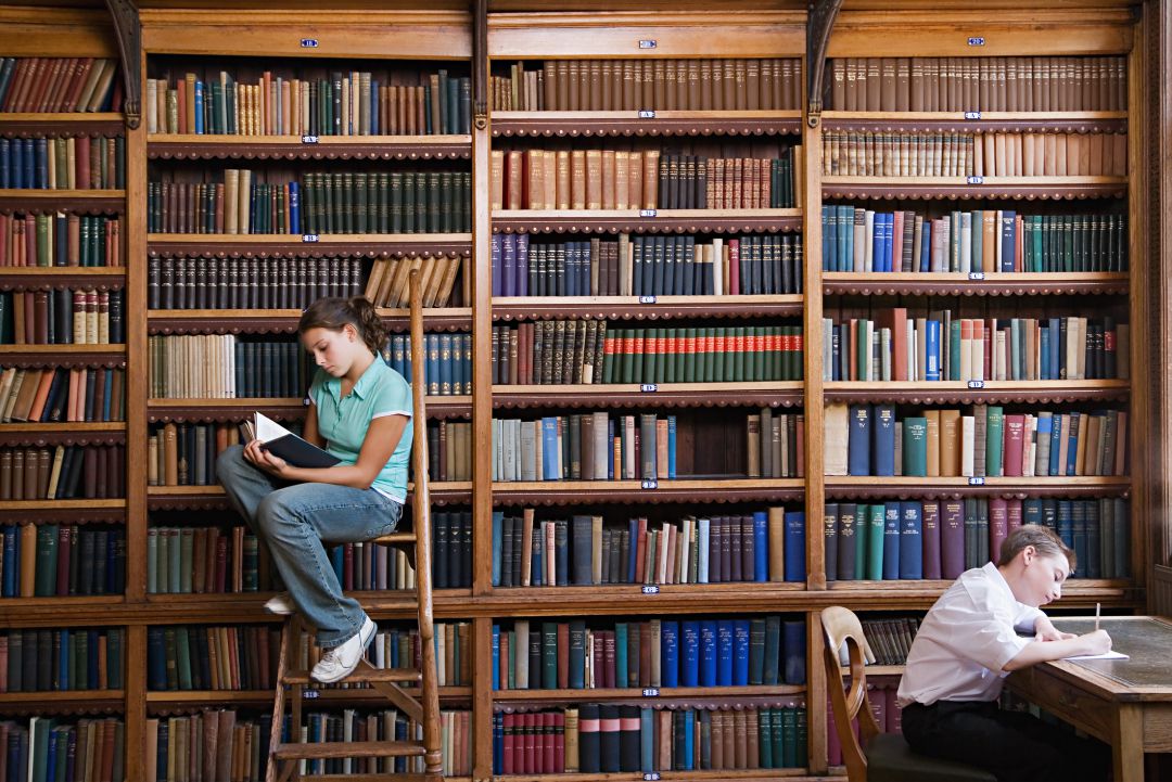 Adolescentes leyendo en la biblioteca. 5000 menores han sido atendidos en el último año en la Región de Murcia por su adicción al juego Adolescentes leyendo en la biblioteca. 5000 menores han sido atendidos en el último año en la Región de Murcia por su adicción al juego