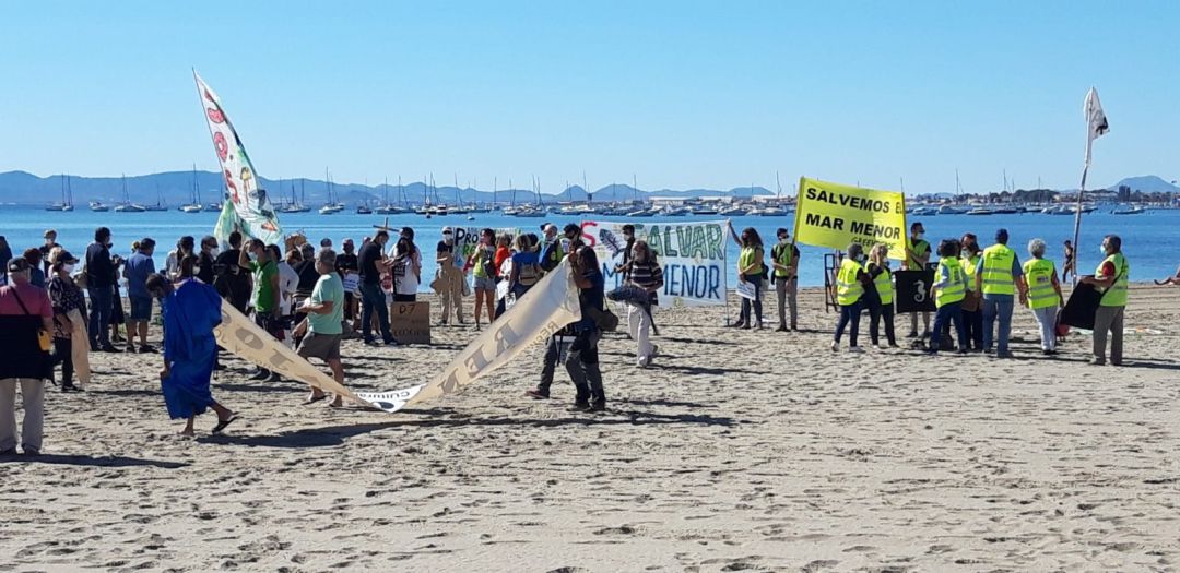 Concentración reclamando soluciones para el Mar Menor un año después de la muerte masiva de peces por falta de oxígeno Concentración reclamando soluciones para el Mar Menor un año después de la muerte masiva de peces por falta de oxígeno