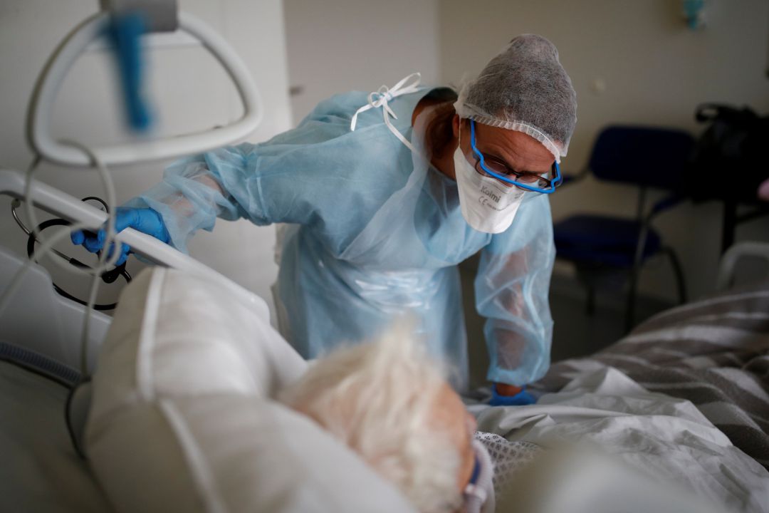 Doctor atiende a paciente positivo por Covid-19 Doctor atiende a paciente positivo por Covid-19