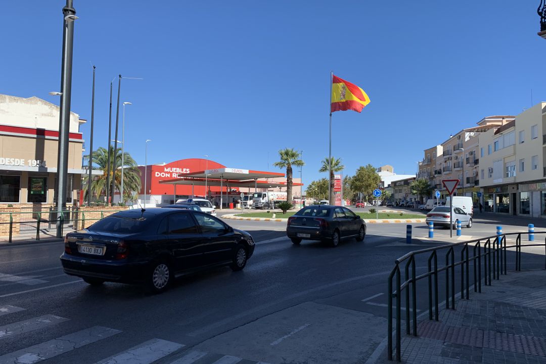 La bandera de España ondea en la glorieta de Cuato Caminos desde el mediodía en el Día de la Hispanidad La bandera de España ondea en la glorieta de Cuato Caminos desde el mediodía en el Día de la Hispanidad