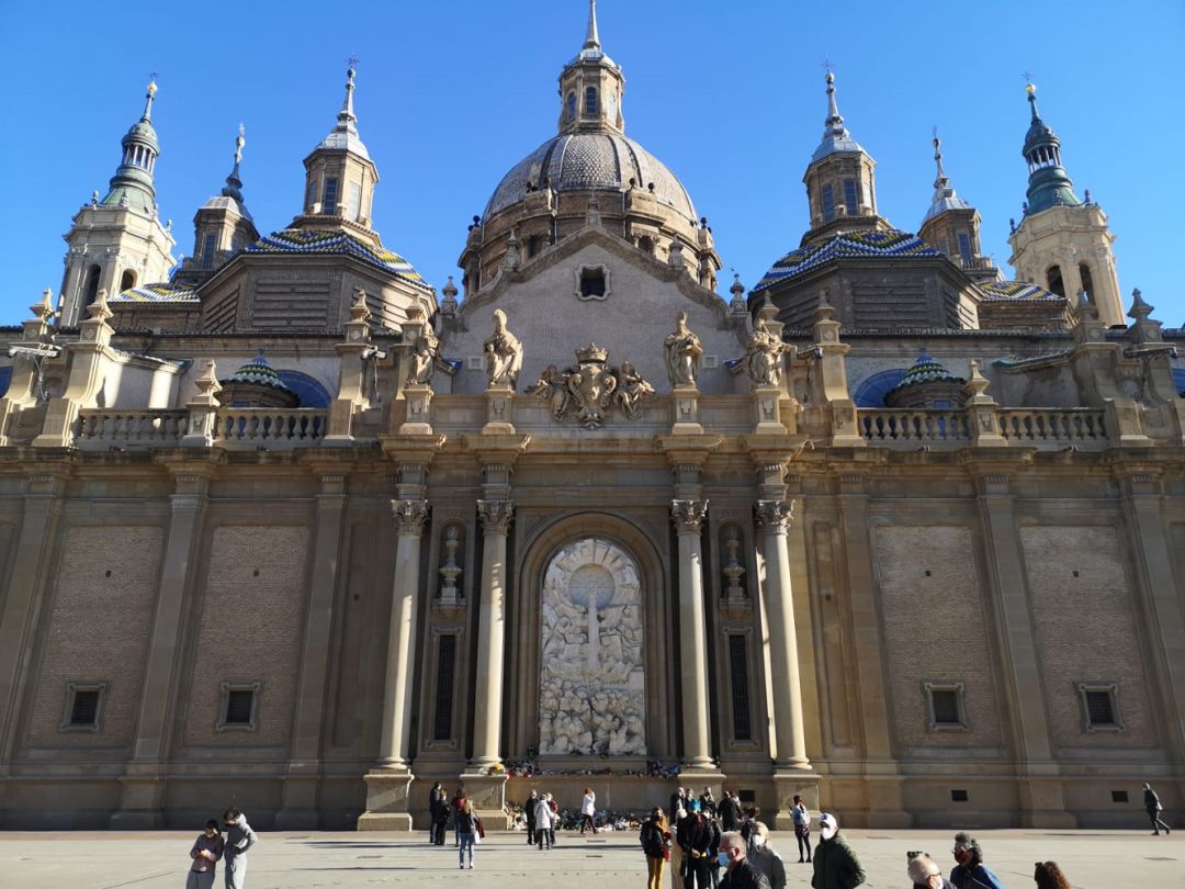 Algunos fieles han depositado flores a la Virgen del Pilar en la imagen del escultor Pablo Serrano de la Basílica del Pilar Algunos fieles han depositado flores a la Virgen del Pilar en la imagen del escultor Pablo Serrano de la Basílica del Pilar