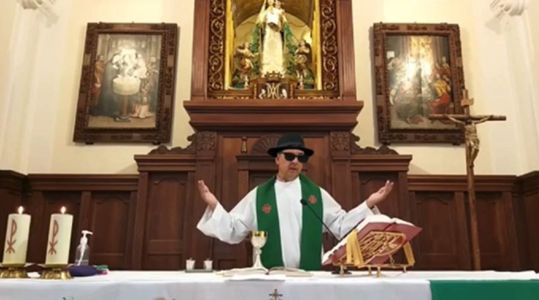 Un error llevó al párroco a retransmitir misa con gafas de sol y sombrero Un error llevó al párroco a retransmitir misa con gafas de sol y sombrero