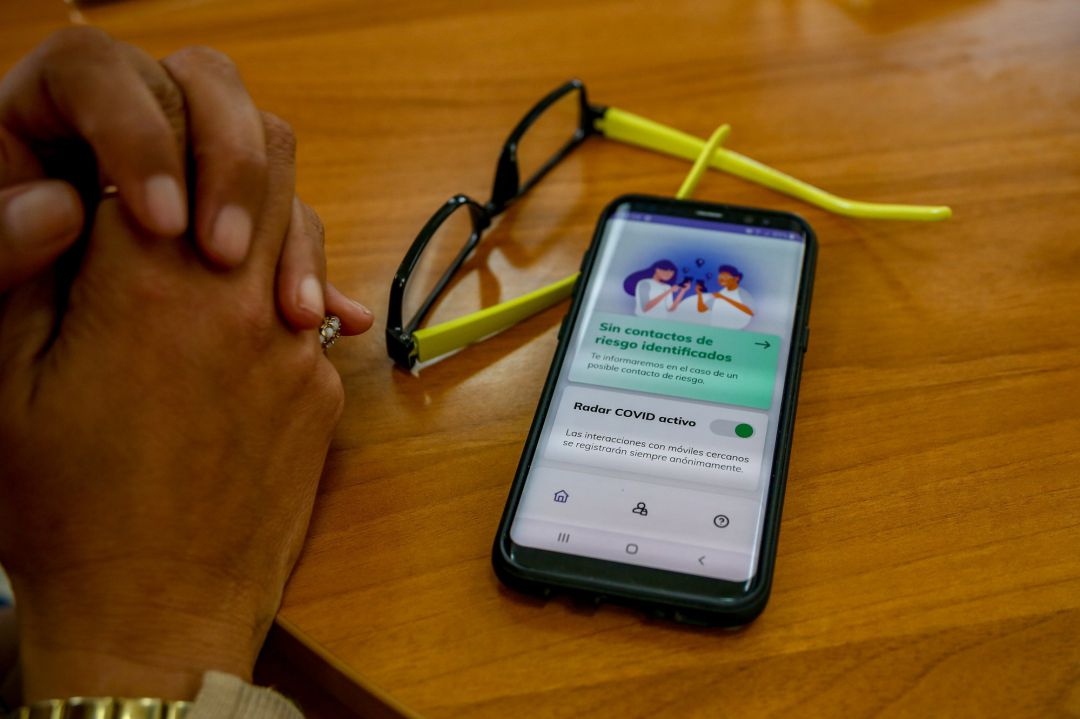 Una persona utiliza la aplicación ‘Radar Covid’, en Madrid. Una persona utiliza la aplicación ‘Radar Covid’, en Madrid.