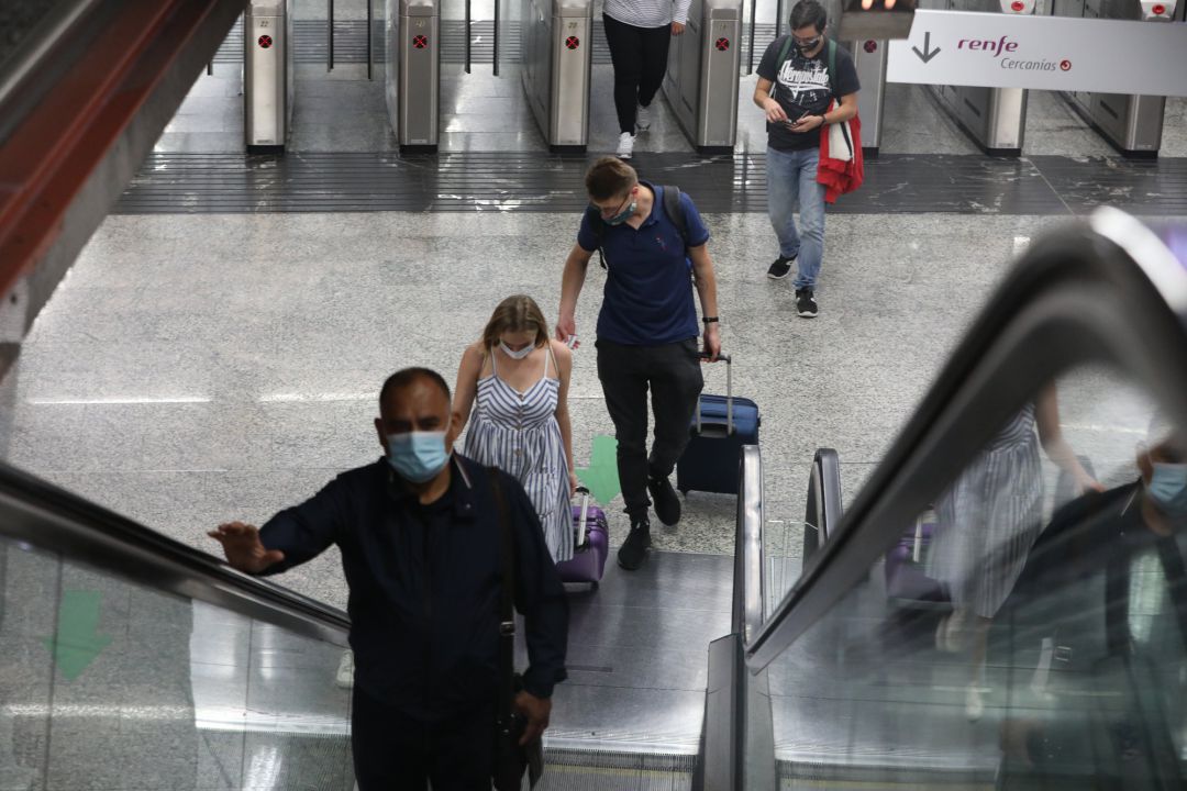 Varios viajeros suben las escaleras de la estación de Cercanías de Sol, en Madrid (España) Varios viajeros suben las escaleras de la estación de Cercanías de Sol, en Madrid (España)