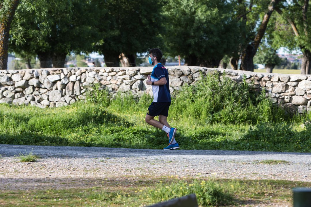 Un hombre practica deporte con mascarilla en Madrid Un hombre practica deporte con mascarilla en Madrid