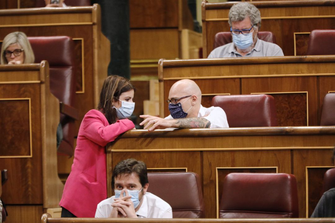 La portavoz del PSOE en el Congreso, Adriana Lastra, habla con el diputado de Unidas Podemos Txema Guijarro durante una sesión plenaria La portavoz del PSOE en el Congreso, Adriana Lastra, habla con el diputado de Unidas Podemos Txema Guijarro durante una sesión plenaria