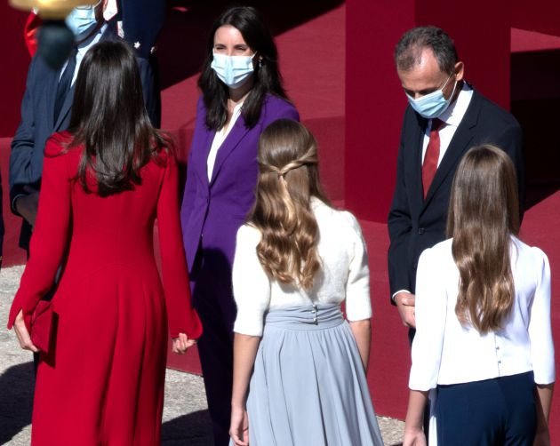 La Reina Letizia, la Princesa Leonor y la Infanta Sofía saludan a la ministra de Igualdad, Irene Montero La Reina Letizia, la Princesa Leonor y la Infanta Sofía saludan a la ministra de Igualdad, Irene Montero