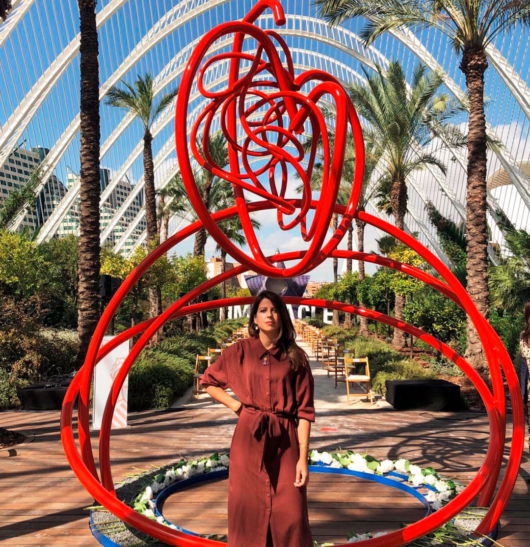 L'artista alcoiana davant del monument ubicat en L'Umbracle de València L'artista alcoiana davant del monument ubicat en L'Umbracle de València
