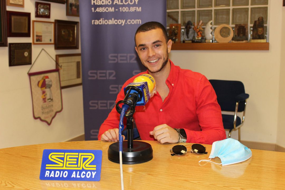 Jordi Cascant, en los estudios de Radio Alcoy Jordi Cascant, en los estudios de Radio Alcoy