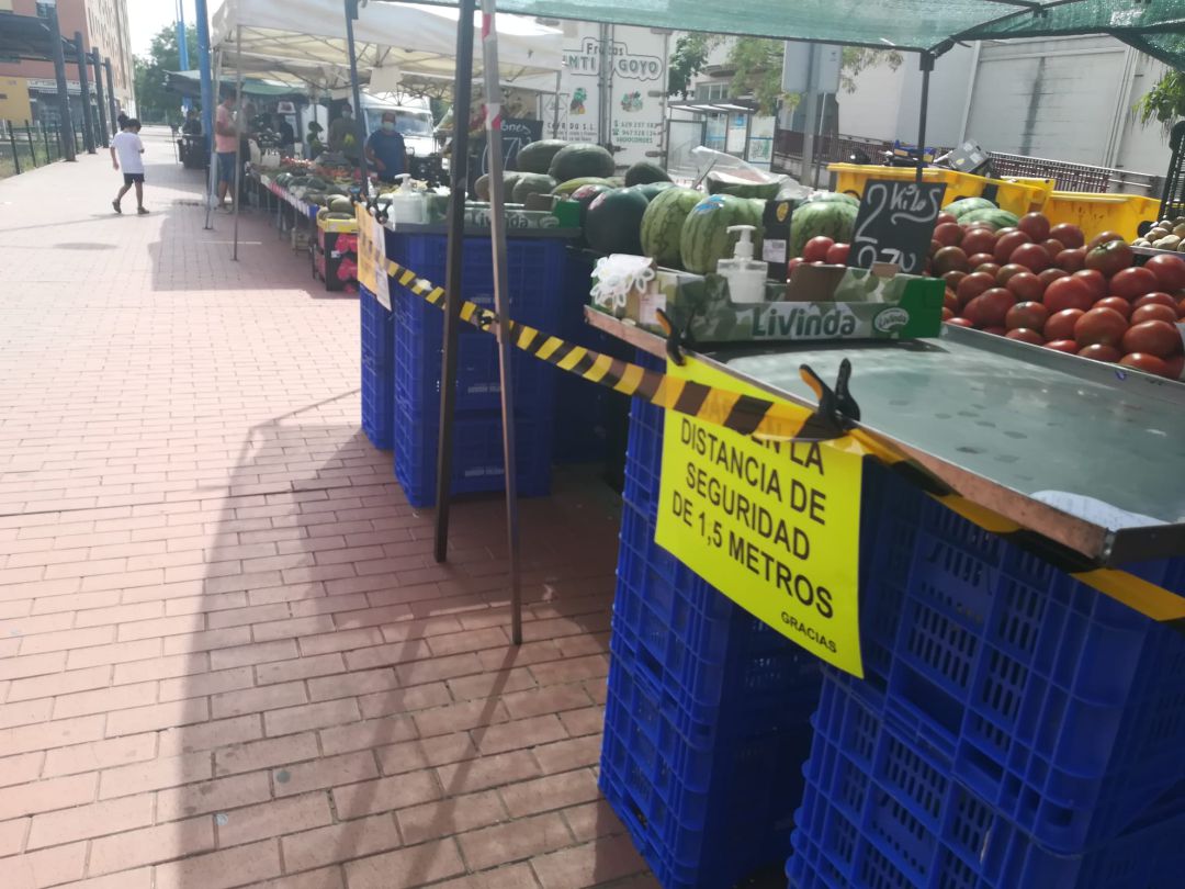 Varios carteles invitan a respetar la distancia de seguridad en el mercadillo de Aranda Varios carteles invitan a respetar la distancia de seguridad en el mercadillo de Aranda