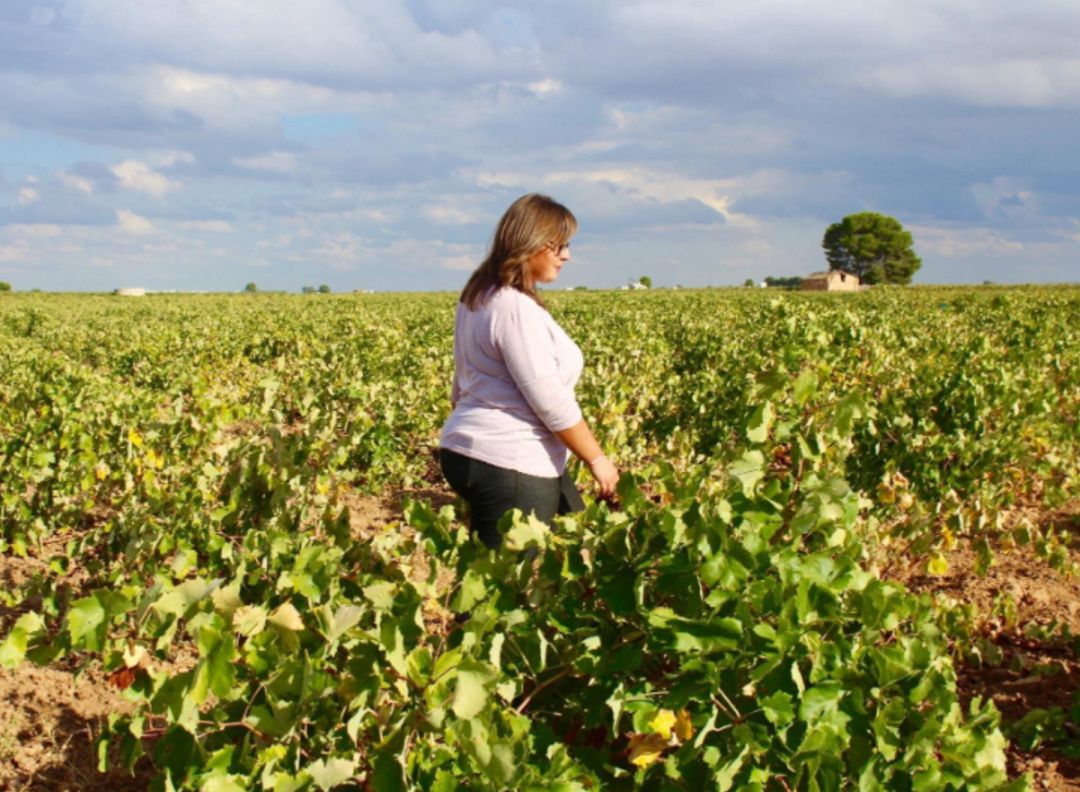 Agricultora en sus viñedos Agricultora en sus viñedos