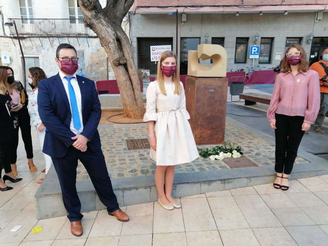 El presidente de la JLF y las Falleras Mayores de Dénia, en el acto central del 9 d'Octubre. El presidente de la JLF y las Falleras Mayores de Dénia, en el acto central del 9 d'Octubre.