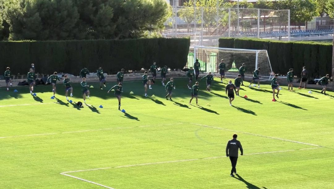 Un momento de la primera sesión del Elche en el Díez Iborra Un momento de la primera sesión del Elche en el Díez Iborra