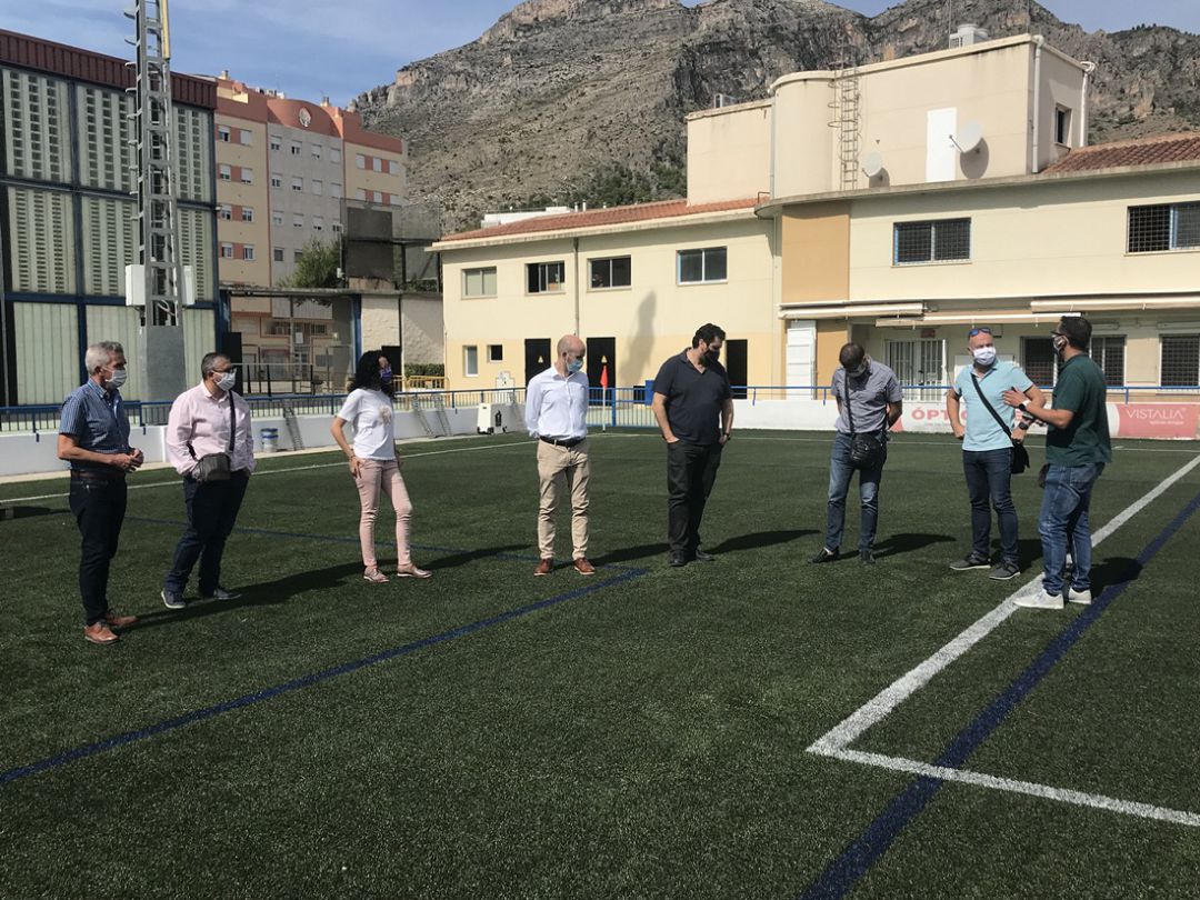 Nuevo césped artificial en el campo de fútbol de Tavernes Nuevo césped artificial en el campo de fútbol de Tavernes
