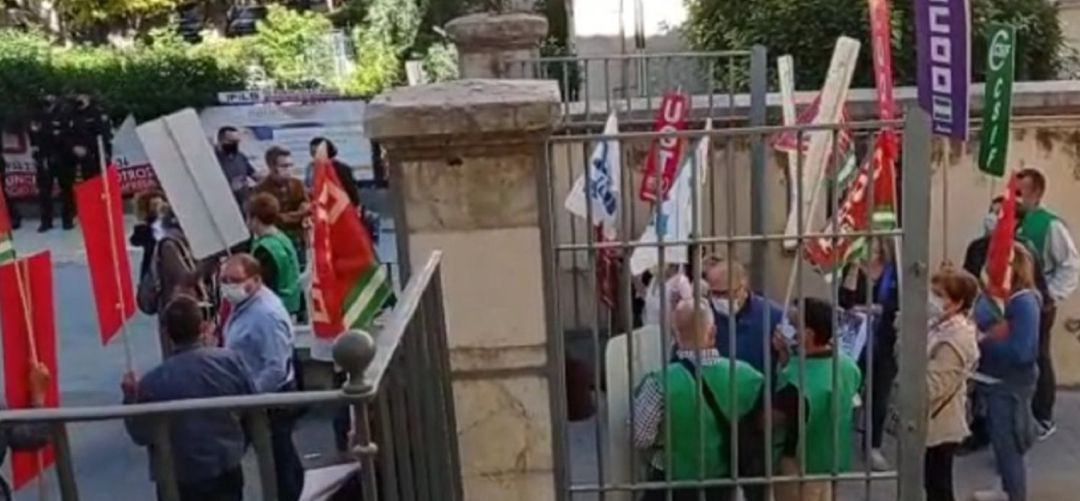 Protesta llevada a cabo este martes por los sindicatos en defensa de la sanidad pública. Protesta llevada a cabo este martes por los sindicatos en defensa de la sanidad pública.