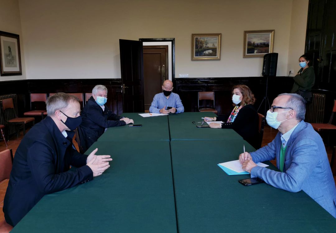 Reunión en el Liceo de Ourense para abordar la gobernabilidad del concello de Ourense Reunión en el Liceo de Ourense para abordar la gobernabilidad del concello de Ourense