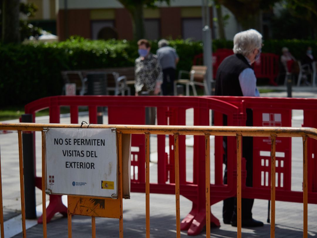 Una residente protegida con mascarilla de la ‘Casa de Misericordia’ en el exterior del centro donde han habilitado una zona de visitas Una residente protegida con mascarilla de la ‘Casa de Misericordia’ en el exterior del centro donde han habilitado una zona de visitas