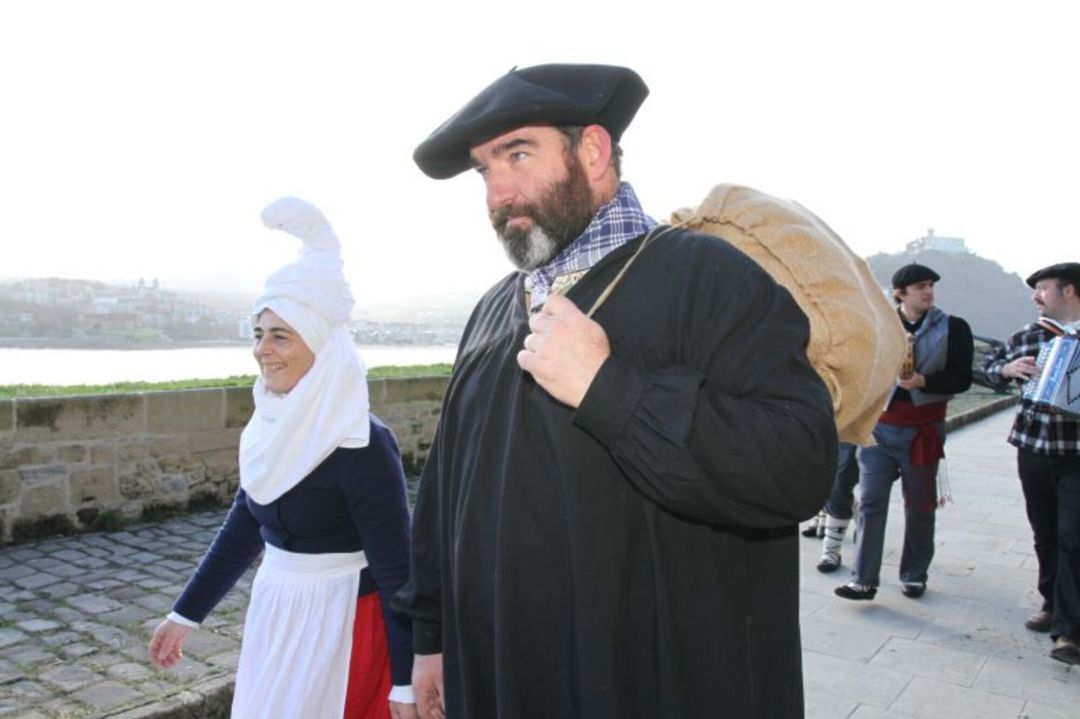 Olentzero y Mari Domingi a su llegada a San Sebastián Olentzero y Mari Domingi a su llegada a San Sebastián