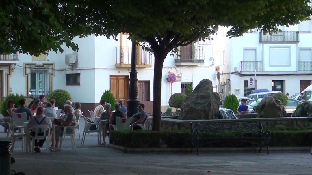 Imagen de personas en una terraza de un bar en Quesada Imagen de personas en una terraza de un bar en Quesada