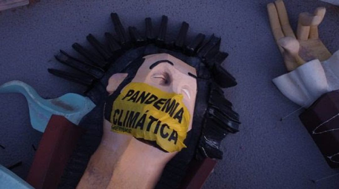 Greenpeace coloca una mascarilla gigante a la estatua de Gulliver de València con el lema 'Pandemia climática'
Greenpeace coloca una mascarilla gigante a la estatua de Gulliver de València con el lema 'Pandemia climática'