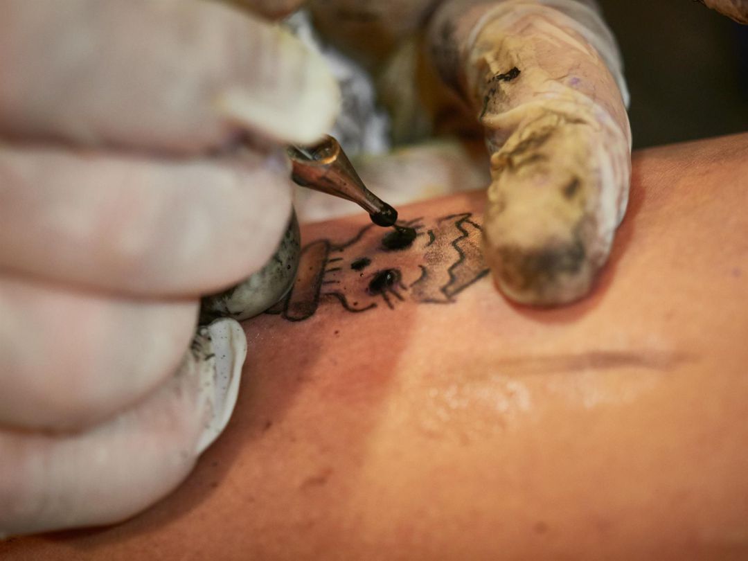 Una mujer se realiza un tatuaje. Foto de archivo. Una mujer se realiza un tatuaje. Foto de archivo.