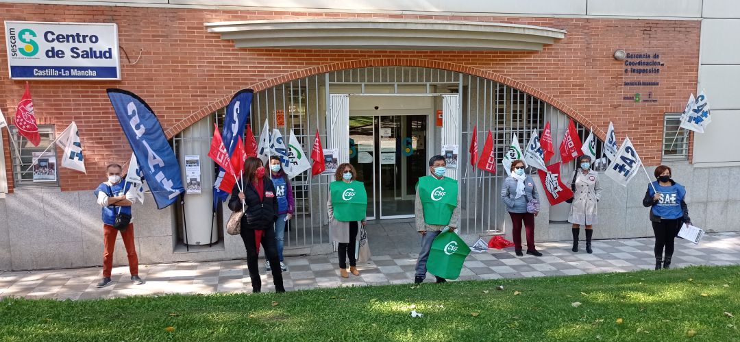 Los cuatro sindicatos se han concentrado ante el Centro de Salud de San Fernando Los cuatro sindicatos se han concentrado ante el Centro de Salud de San Fernando