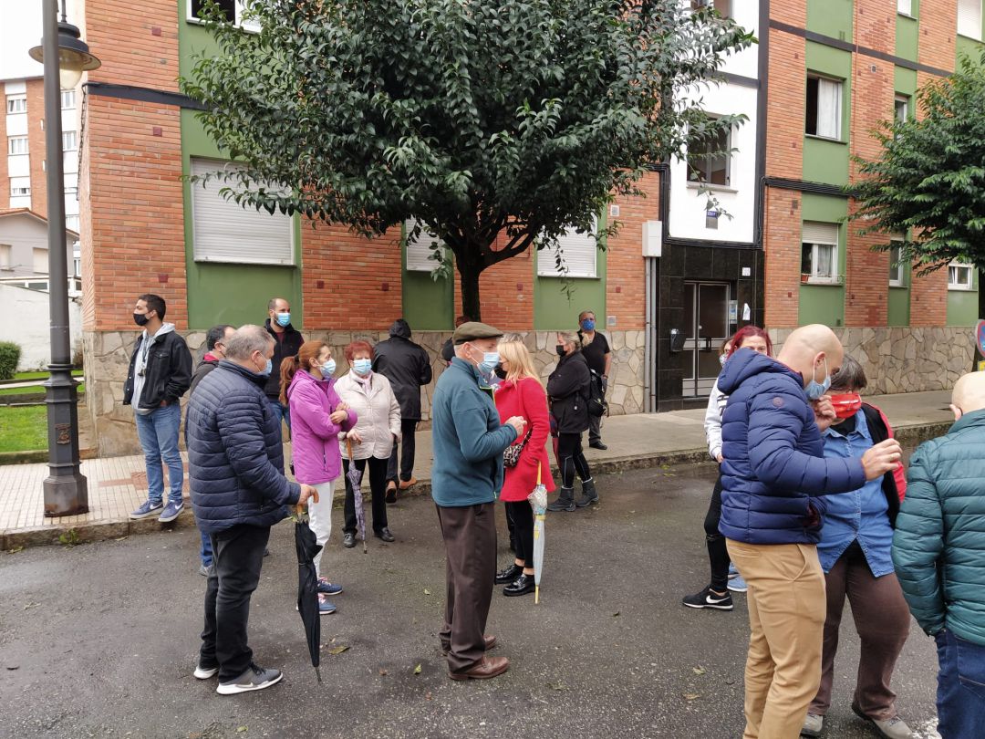 Vecinos de la zona afectada se concentran para reclamar la paralización de las obras. Vecinos de la zona afectada se concentran para reclamar la paralización de las obras.