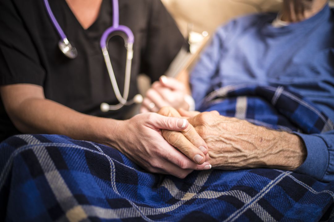 Un usuario de una residencia de ancianos recibe los cuidados de la enfermera. Un usuario de una residencia de ancianos recibe los cuidados de la enfermera.