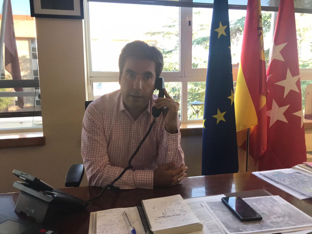 Jorge Capa, alcalde de Mejorada, atiende a los micrófonos de SER Henares. Jorge Capa, alcalde de Mejorada, atiende a los micrófonos de SER Henares.