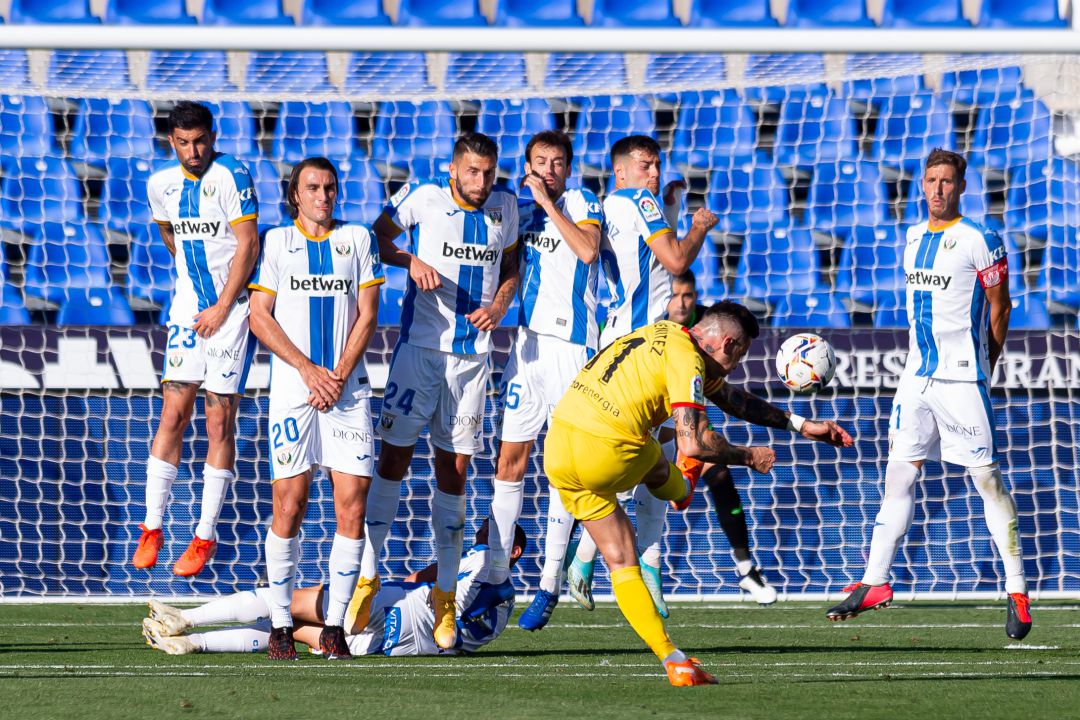 Los jugadores del C.D. Leganés, en la barrera ante una falta lanzada por Aday Benitez (Girona FC) durante le partido del pasado domingo en Butarque Los jugadores del C.D. Leganés, en la barrera ante una falta lanzada por Aday Benitez (Girona FC) durante le partido del pasado domingo en Butarque