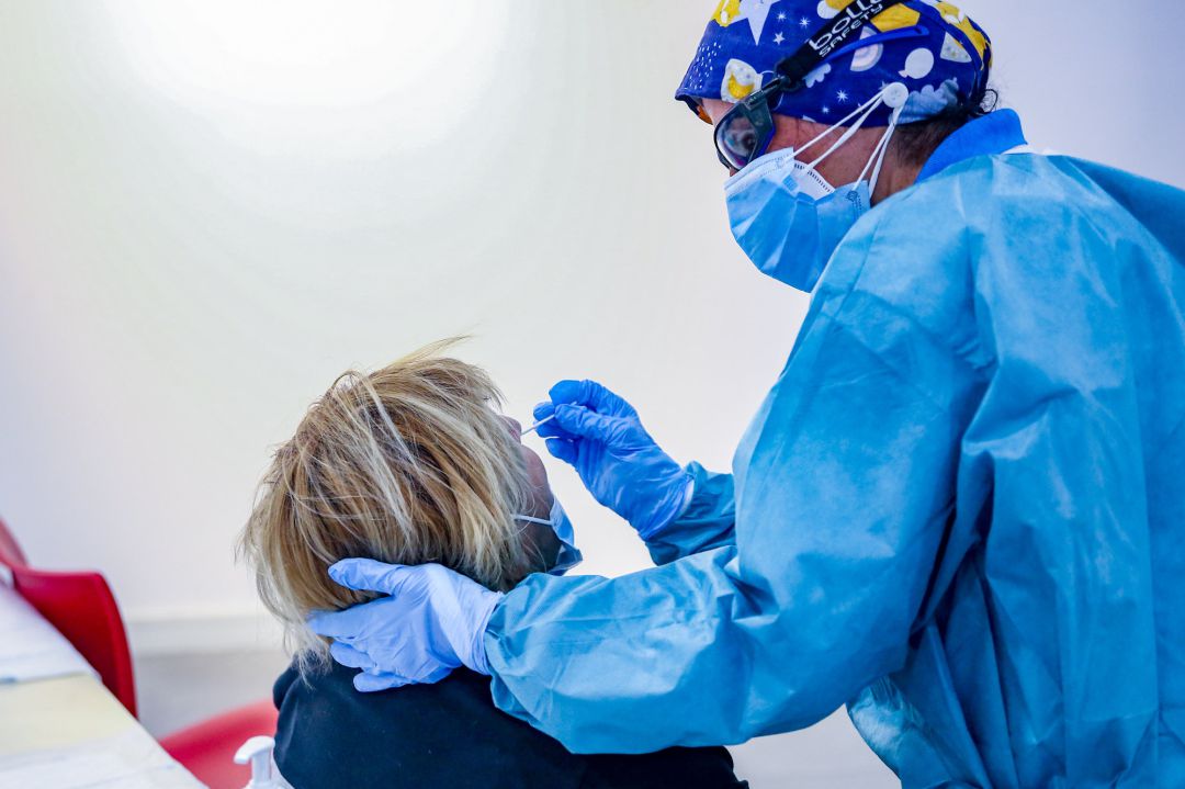 Un sanitario toma muestras a una mujer a través de un frotis de nariz para realizar un test de antígenos en Puente de Vallecas Un sanitario toma muestras a una mujer a través de un frotis de nariz para realizar un test de antígenos en Puente de Vallecas