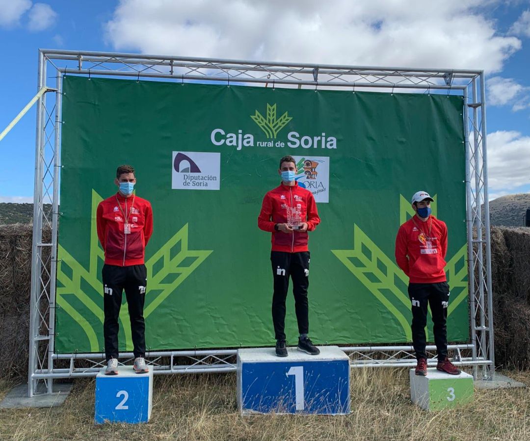 Podio del Regional de Duatlón Cross, con los hermanos Izquierdo en lo más alto del podio. Podio del Regional de Duatlón Cross, con los hermanos Izquierdo en lo más alto del podio.