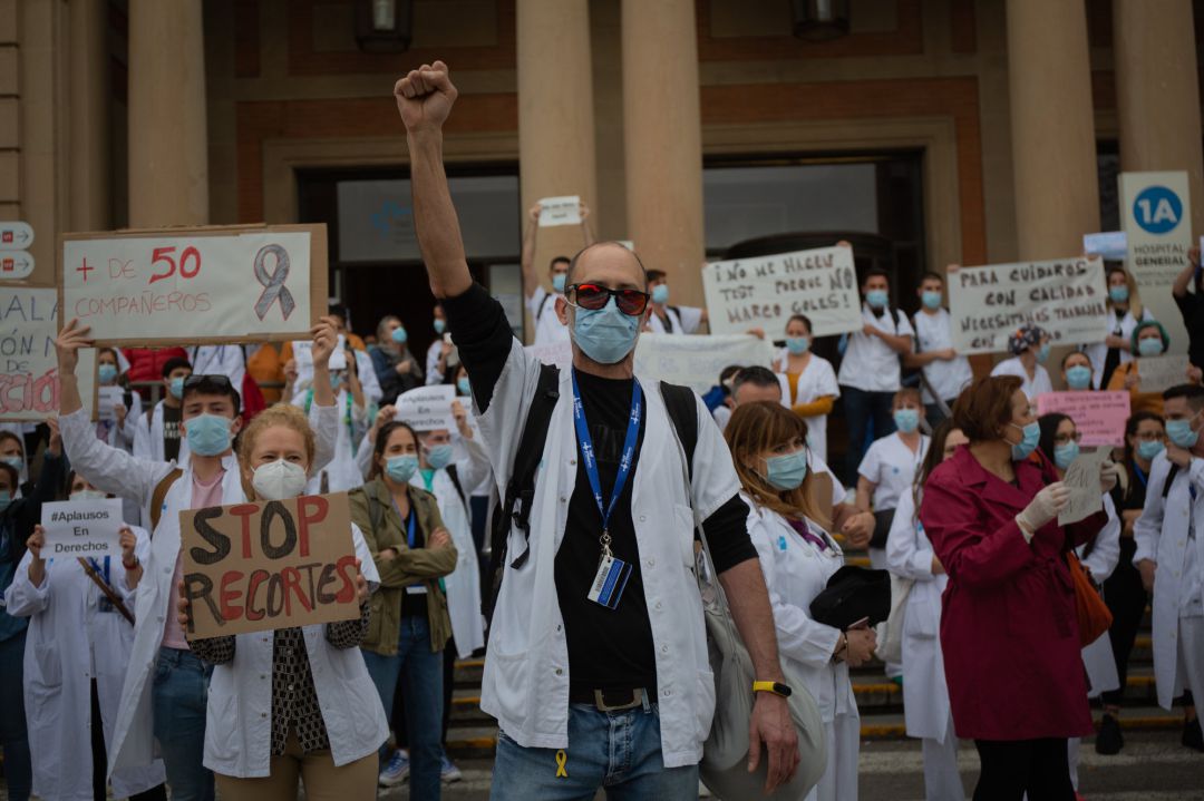 Un sanitario levanta el brazo en gesto de protesta, durante la concentración de sanitarios en el Día Internacional de la Enfermería a las puertas del Hospital Vall d'Hebron, en Barcelona Un sanitario levanta el brazo en gesto de protesta, durante la concentración de sanitarios en el Día Internacional de la Enfermería a las puertas del Hospital Vall d'Hebron, en Barcelona