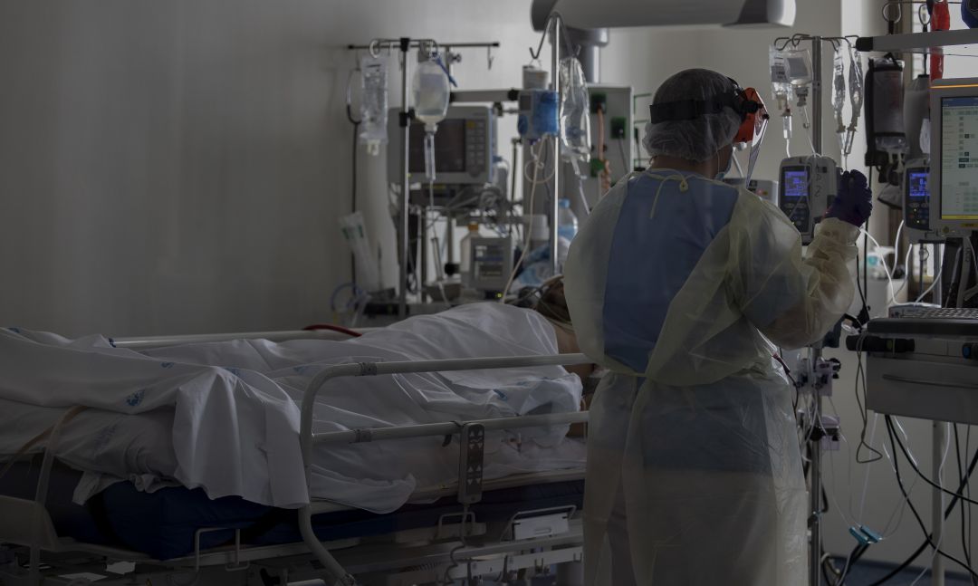 Una profesional sanitaria junto a un paciente. Una profesional sanitaria junto a un paciente.