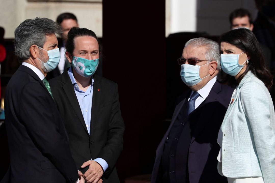 El vicepresidente segundo del Gobierno, Pablo Iglesias (2i), junto al presidente del Consejo General del Poder Judicial, Carlos Lesmes (i), el presidente del Tribunal Constitucional, Juan José González Rivas (2d) , antes del comienzo del acto organizado con motivo del Día de la Fiesta Nacional El vicepresidente segundo del Gobierno, Pablo Iglesias (2i), junto al presidente del Consejo General del Poder Judicial, Carlos Lesmes (i), el presidente del Tribunal Constitucional, Juan José González Rivas (2d) , antes del comienzo del acto organizado con motivo del Día de la Fiesta Nacional