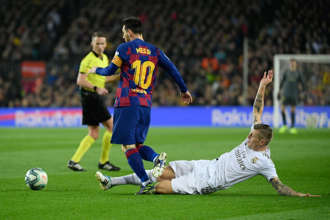 Kroos y Messi pelean por un balón en el Clásico del Camp Nou de la pasada temporada Kroos y Messi pelean por un balón en el Clásico del Camp Nou de la pasada temporada