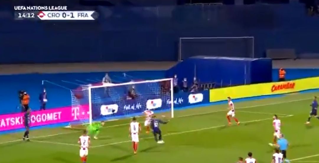 Mbappé falla a portería vacía. Mbappé falla a portería vacía.