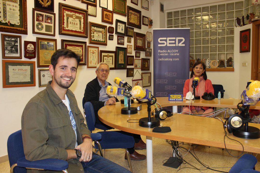 Jorge Hinojosa, Eduardo Segura y Carmen Carbonell, en los estudios de Radio Alcoy Jorge Hinojosa, Eduardo Segura y Carmen Carbonell, en los estudios de Radio Alcoy