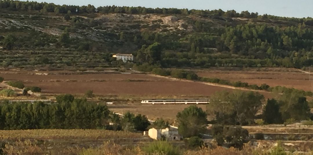 El tren de la línea Alcoi-Xàtiva circulando por Alfafara. El tren de la línea Alcoi-Xàtiva circulando por Alfafara.