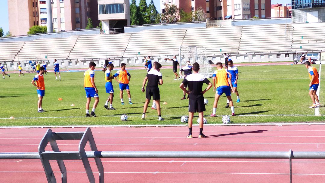 Los jugadores del Hércules entrenandose en la pista de atletismo Los jugadores del Hércules entrenandose en la pista de atletismo