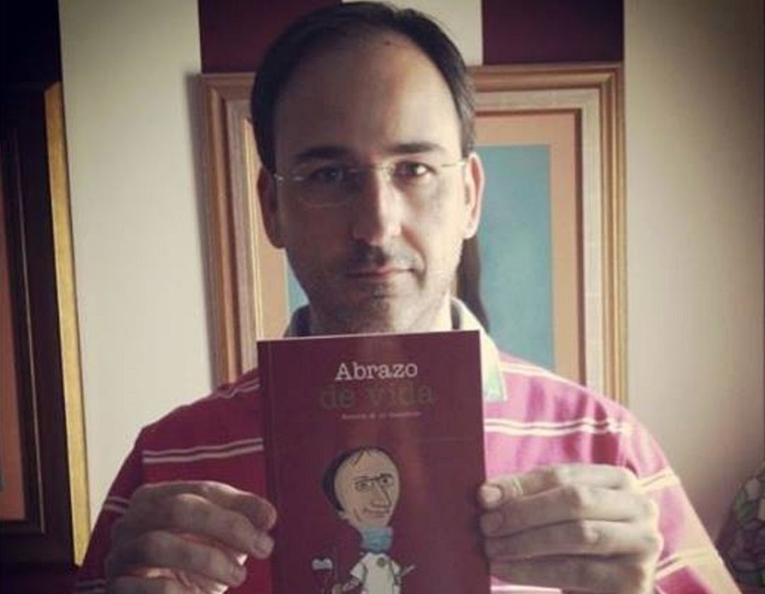 Sevillano posando con su libro Sevillano posando con su libro