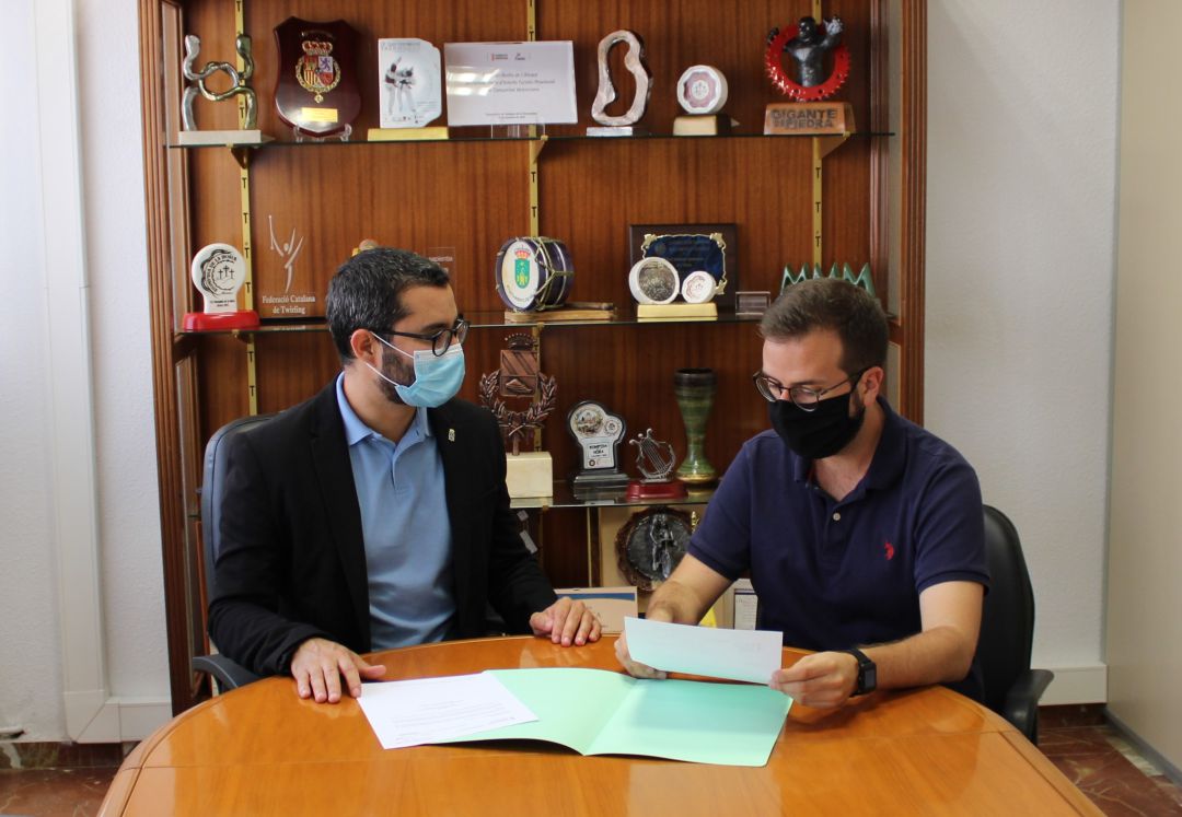 El alcalde, Samuel Falomir y el concejal de Hacienda, Robert Tena.
El alcalde, Samuel Falomir y el concejal de Hacienda, Robert Tena.