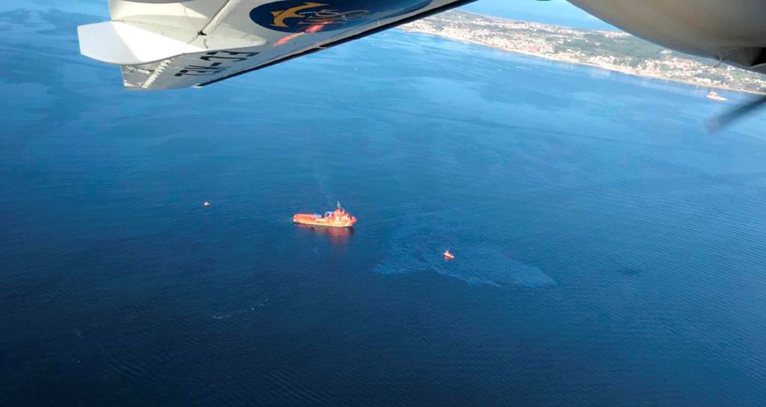 Vista de la macha de fuel del tamaño de unos 15 campos de fútbol detectada ayer en la ría de Arousa por el avión de Sasemar 102 cuando se encontraba en fase de reconocimiento. Vista de la macha de fuel del tamaño de unos 15 campos de fútbol detectada ayer en la ría de Arousa por el avión de Sasemar 102 cuando se encontraba en fase de reconocimiento.