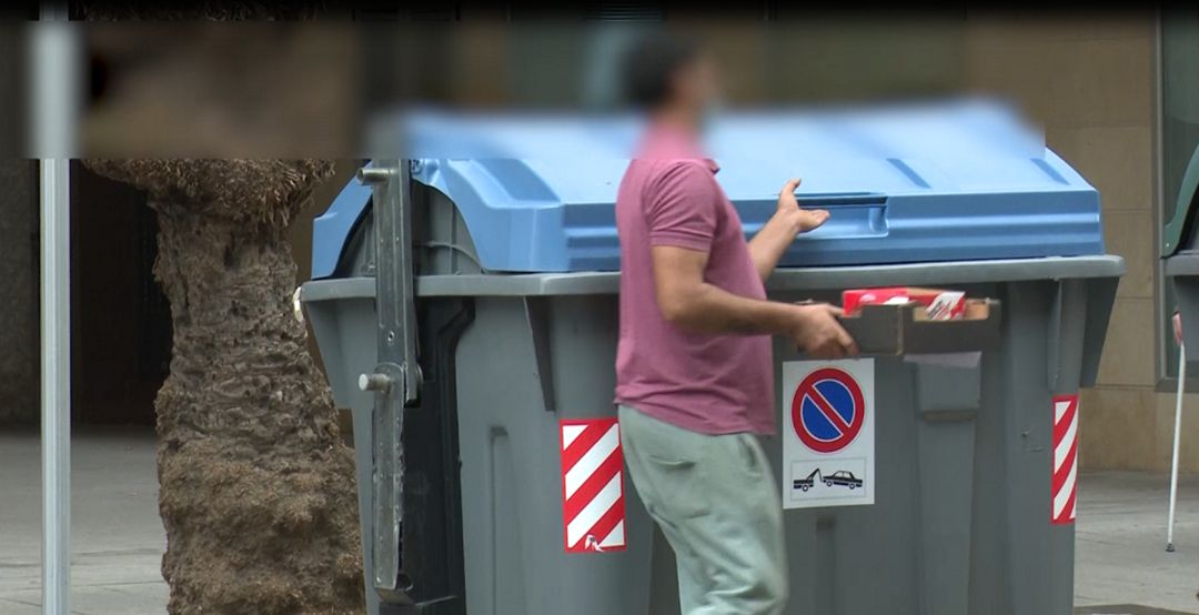 Fruteros utilizan los contenedores convencionales para tirar su basura Fruteros utilizan los contenedores convencionales para tirar su basura